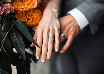 Tradizione di alcune comunità rurali ubicate ai confini tra Lazio e Toscana: quando nasce un bambino, raccolgono quell’uva spontanea e la vinificano per poi consumare il vino quando il figlio si sposa