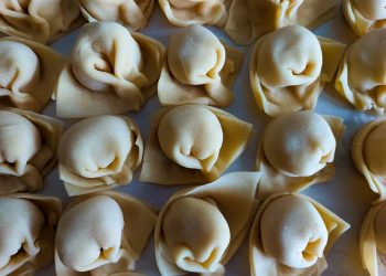 I primi tortellini avevano il pollo, la lasagna non è emiliana e nel ragù la panna si può mettere, lo dice Alberto Grandi.