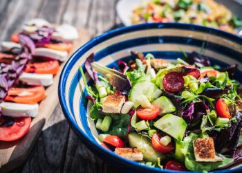 Torniamo alla dieta mediterranea? Sì, e intanto lottiamo per un consumo ragionevole di carne.