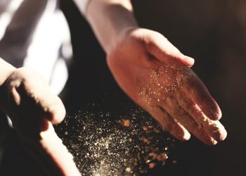 Pane, pietre e religione, una triade che parte da lontanissimo: anche i defunti mangiavano pane macinato, ce lo racconta Lucia Galasso.
