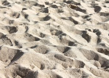 Il mondo è costruito sulla sabbia, racconta Ed Conway.